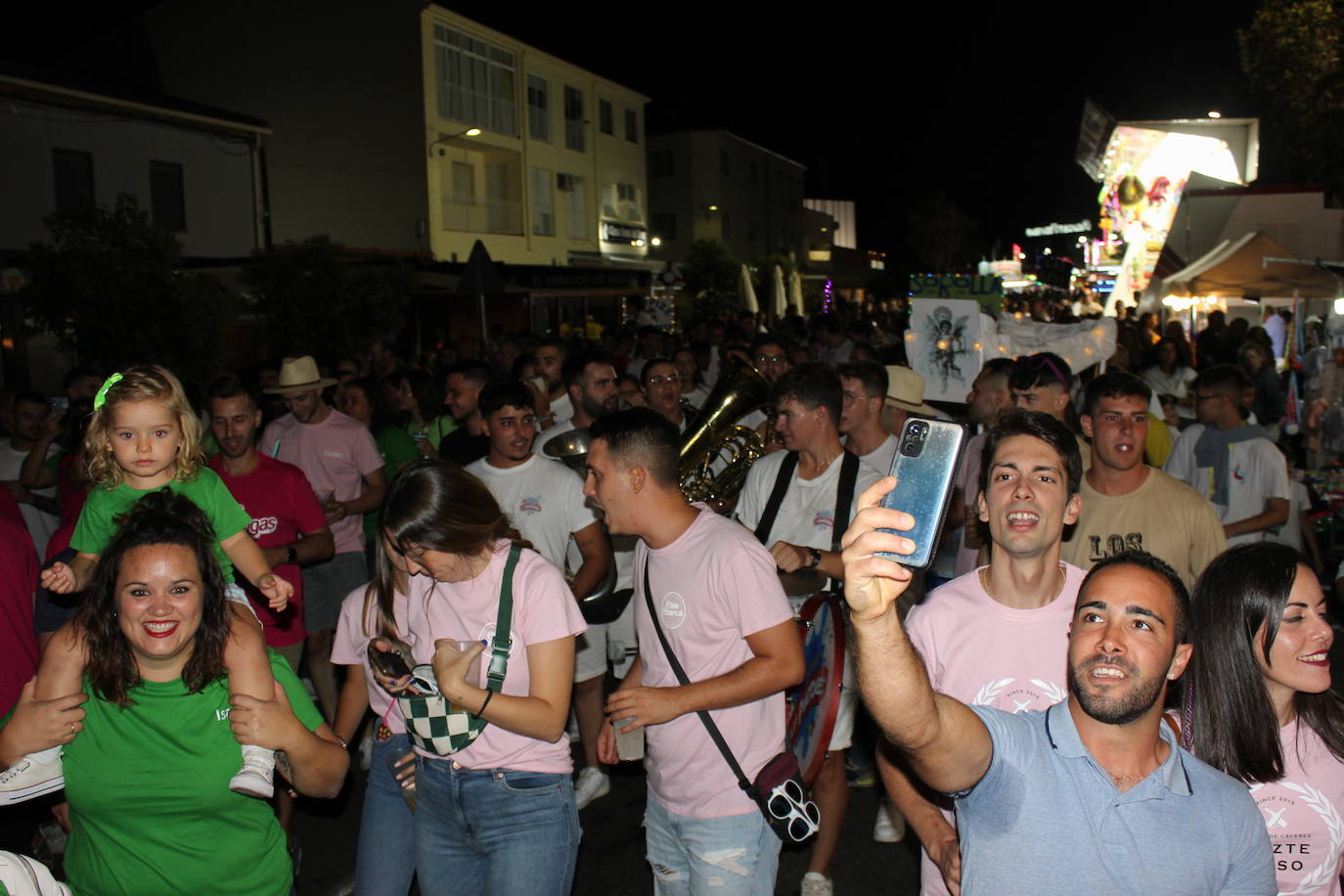 Imagen secundaria 1 - Lanzan el primer chupinazo de las fiestas del Ramo ante una multitud de casareños y forasteros