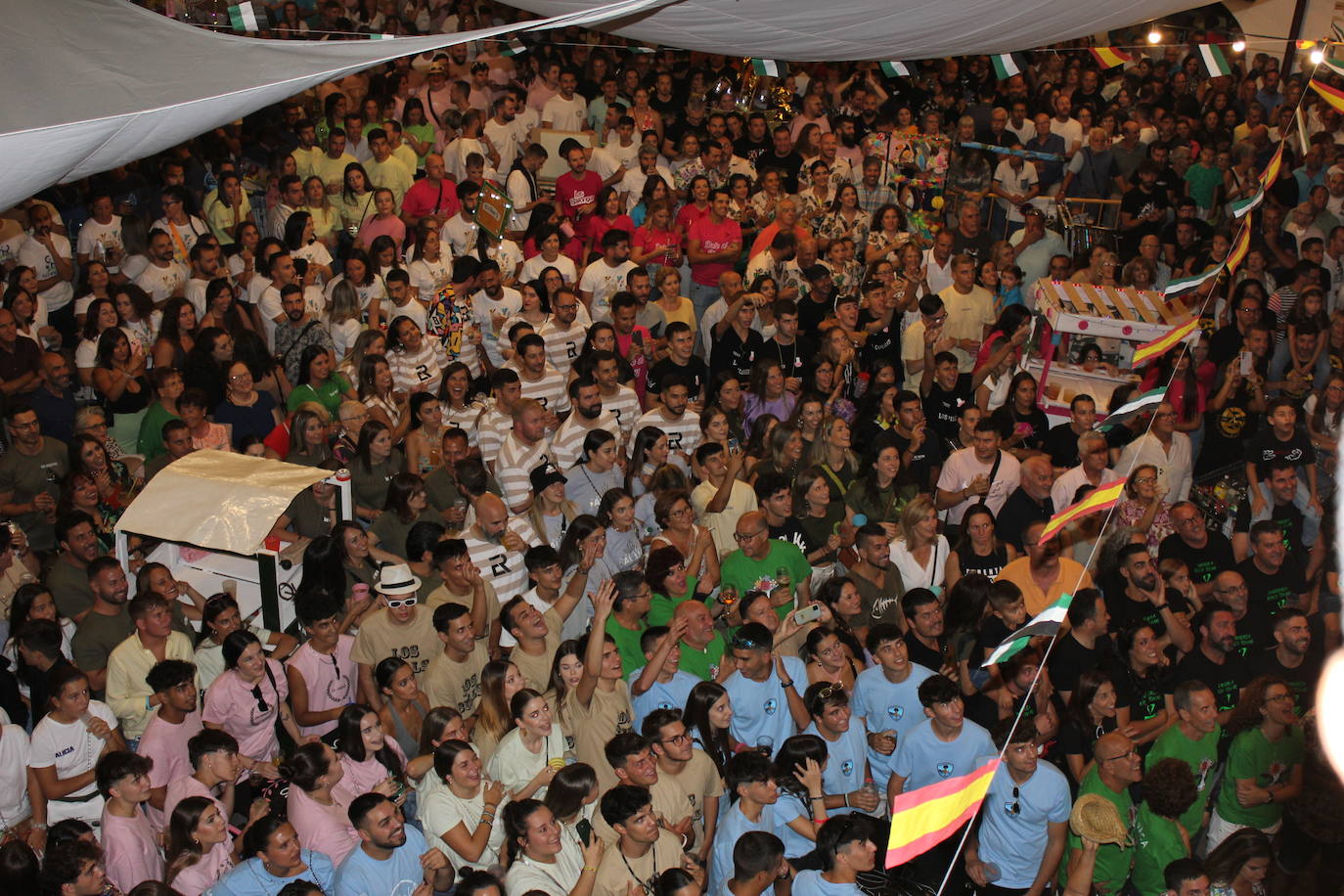 Imagen principal - Lanzan el primer chupinazo de las fiestas del Ramo ante una multitud de casareños y forasteros