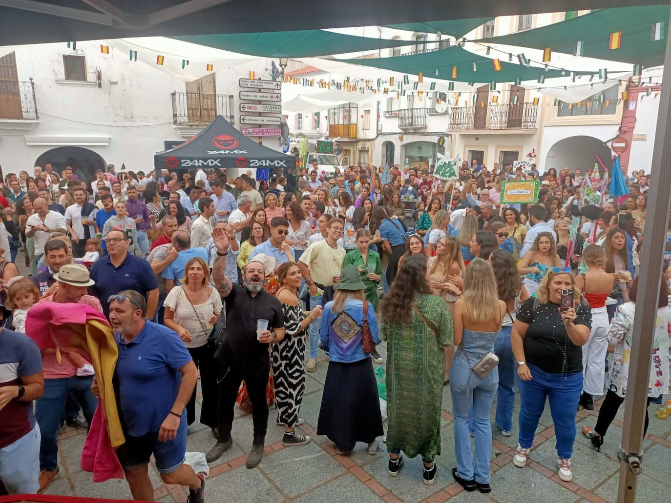 Imagen principal - Los casareños vuelven a desafiar a la lluvia y disfrutan de un gran Domingo del Ramo