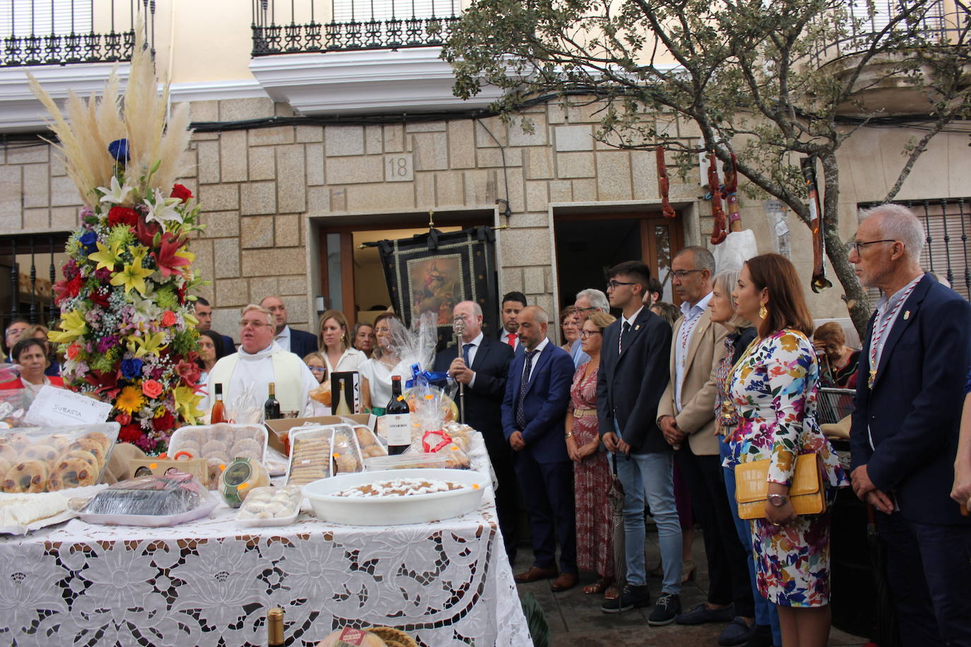 Imagen principal - La Mesa del Ramo se celebra bajo la lluvia