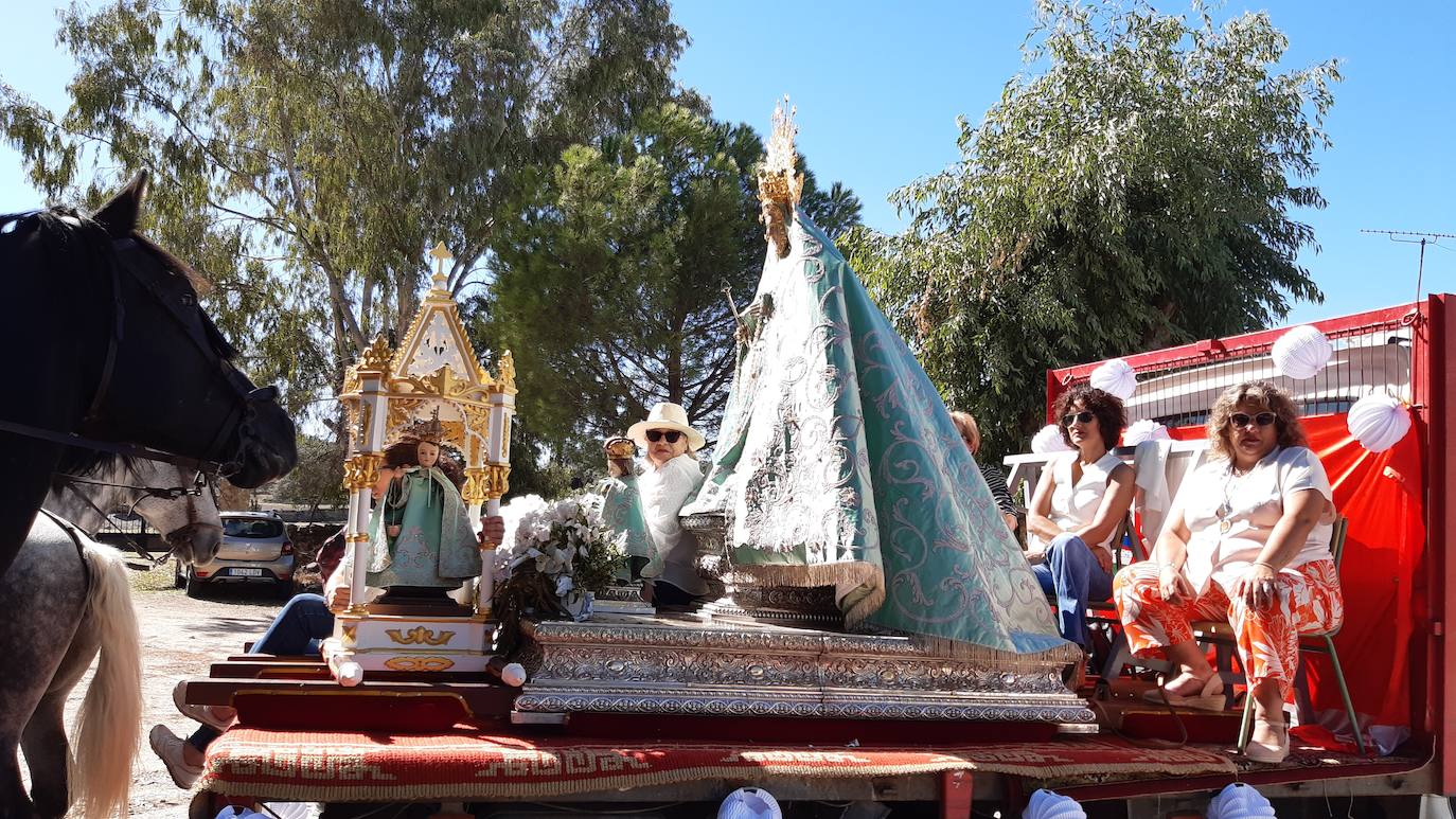 Imagen secundaria 2 - Jinetes y amazonas casareños escoltan durante dos horas a la Virgen del Prado hasta su ermita