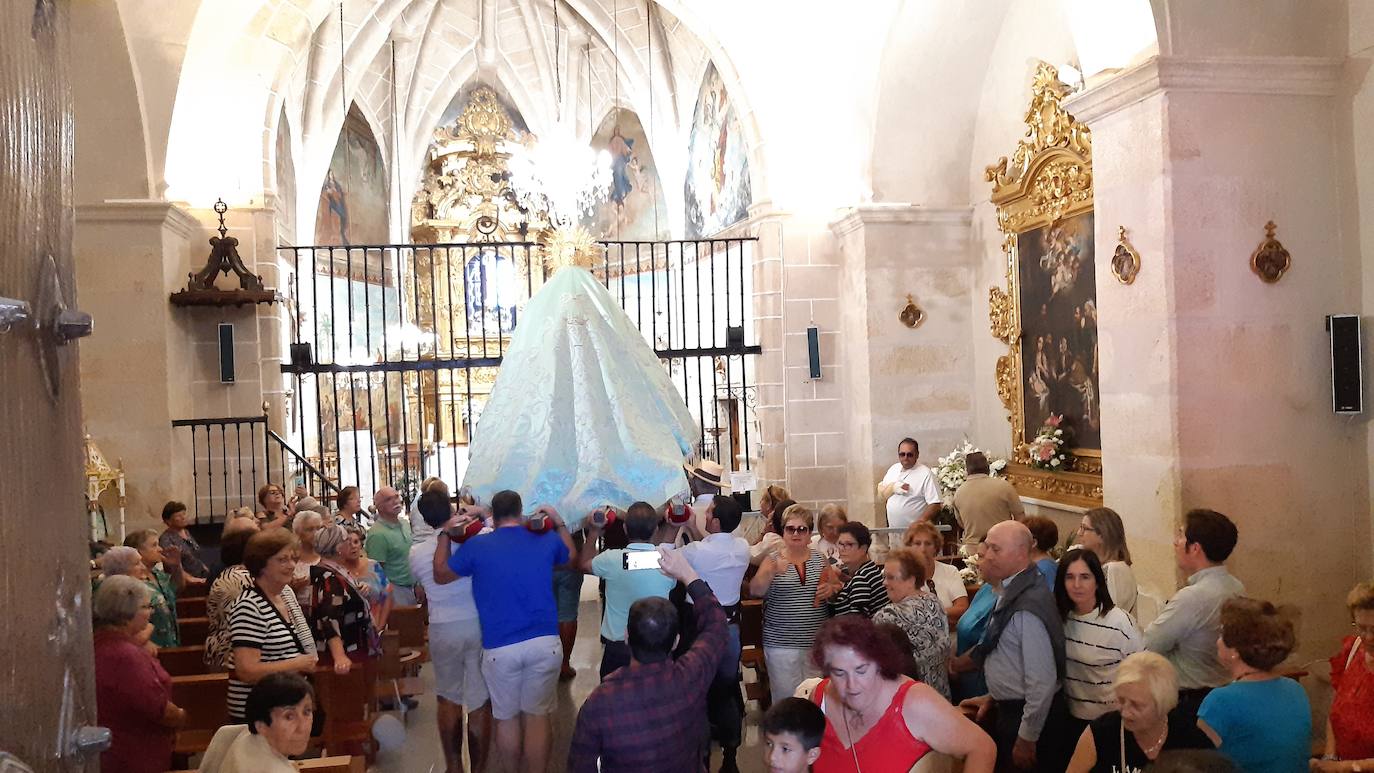 Imagen secundaria 2 - Jinetes y amazonas casareños escoltan durante dos horas a la Virgen del Prado hasta su ermita
