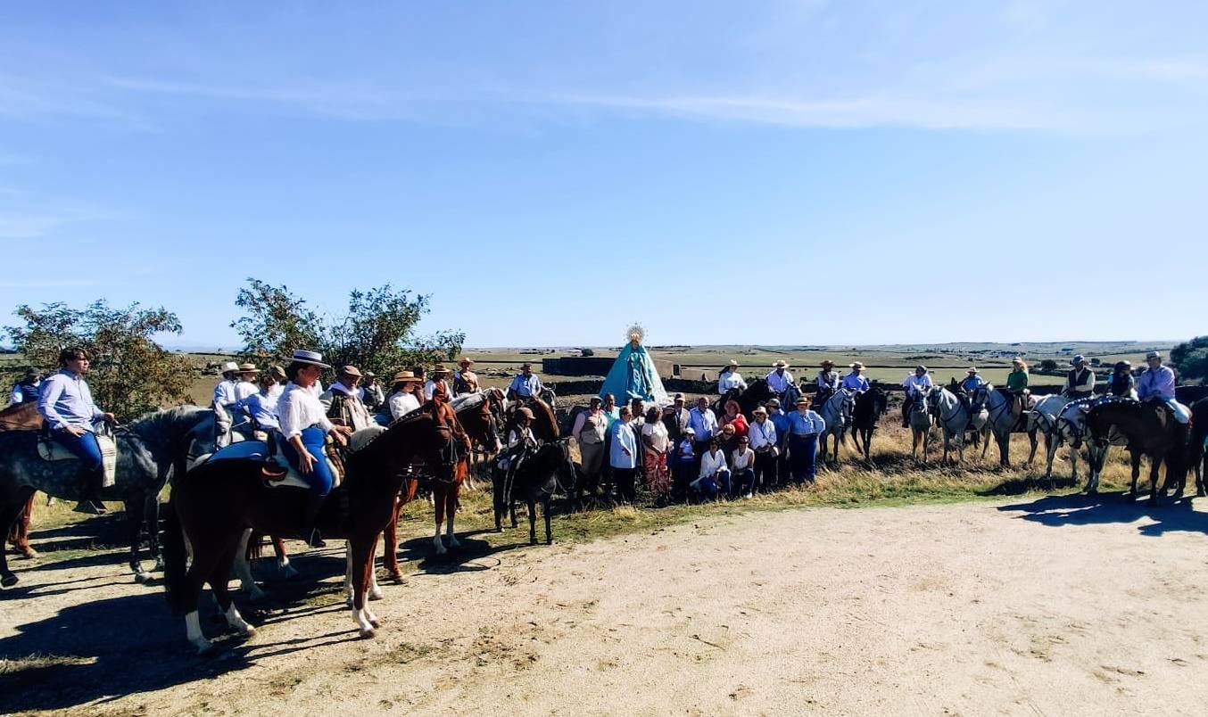 Imagen principal - Jinetes y amazonas casareños escoltan durante dos horas a la Virgen del Prado hasta su ermita
