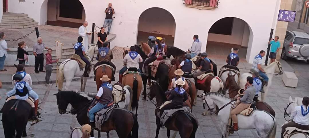 Imagen principal - Más de una veintena de jinetes y amazonas casareños inician hoy su peregrinación hasta Guadalupe