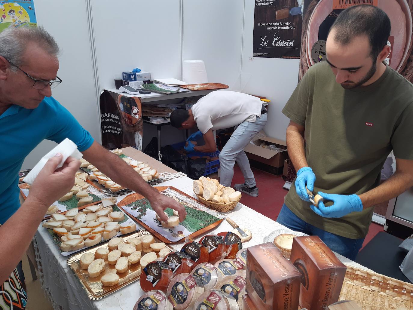 El queso úne en Casar de Cáceres a miles de personas