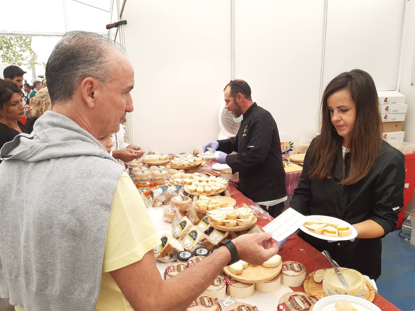 El queso úne en Casar de Cáceres a miles de personas