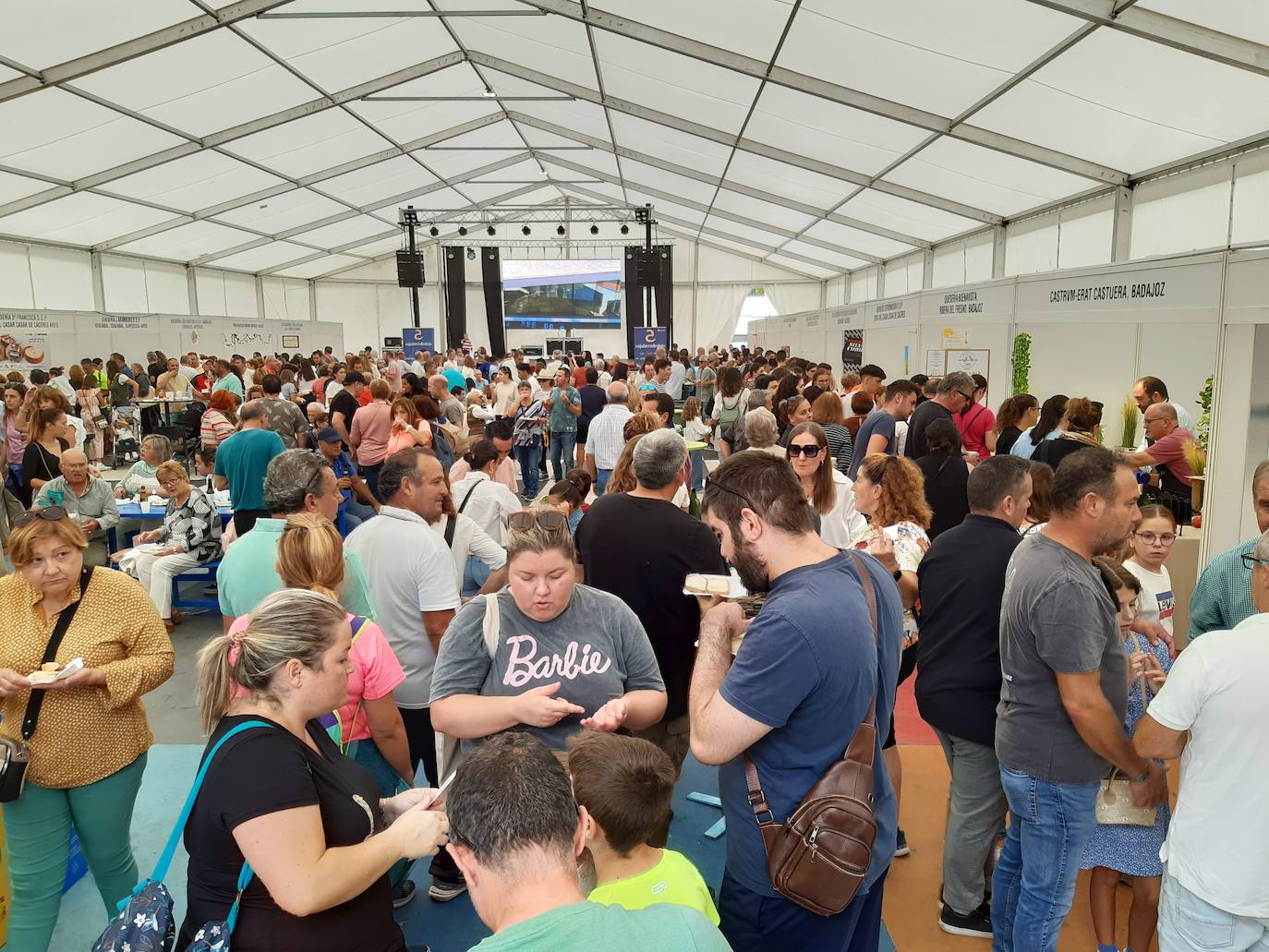El queso úne en Casar de Cáceres a miles de personas