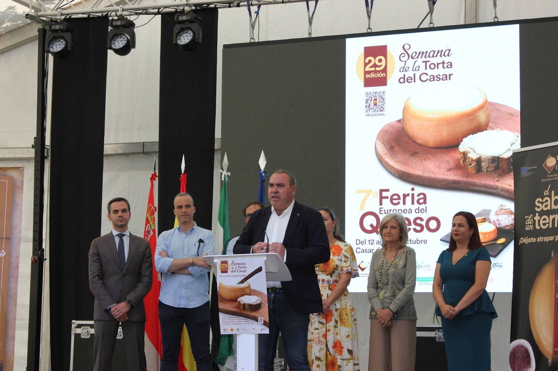 El queso úne en Casar de Cáceres a miles de personas