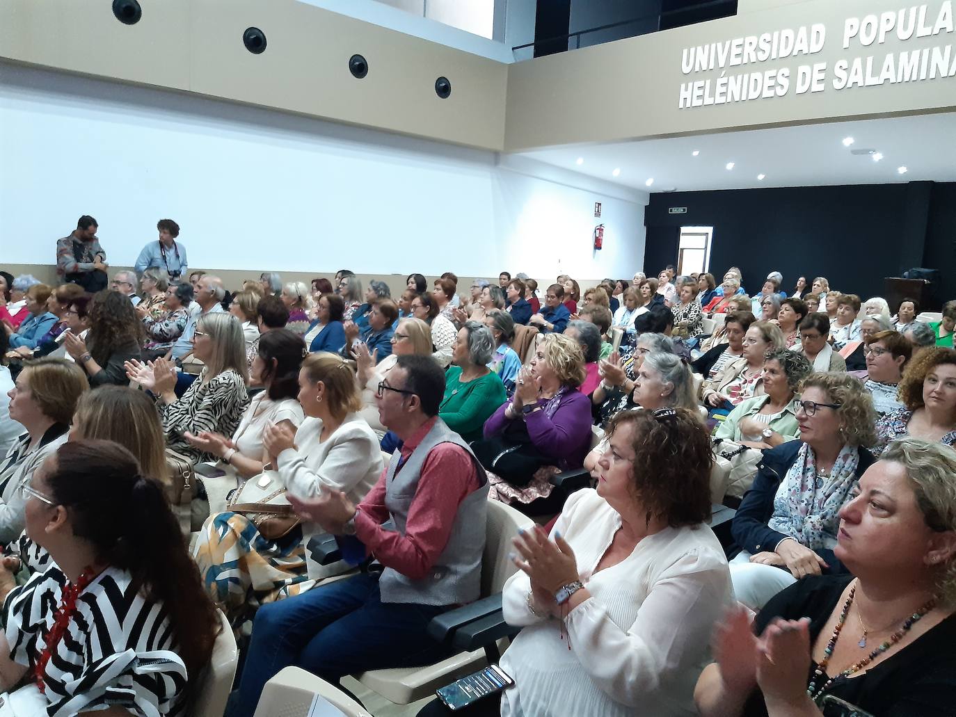 Imagen principal - María Guardiola asegura que las mujeres del mundo rural son «guerreras incansables»
