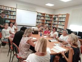 Integrantes del taller literario junto a la autora Pilar Galán y el concejal de Cultura, Jaime Carretero.