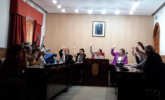 Los mayores casareños disfrutan en una sesión plenaria atípica y votan asuntos de interés