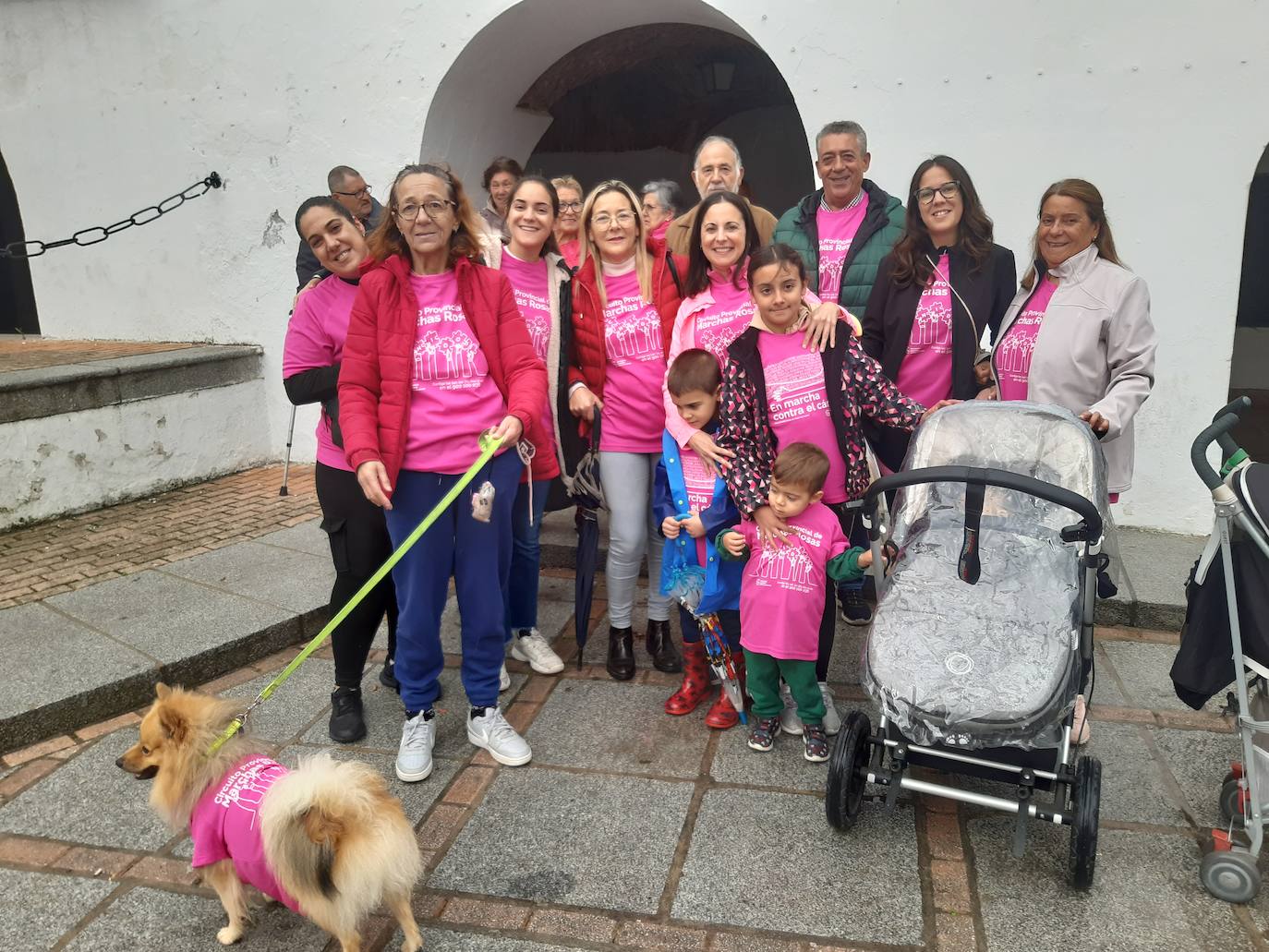Imagen principal - Casar de Cáceres se tiñe de rosa para la lucha contra el cáncer