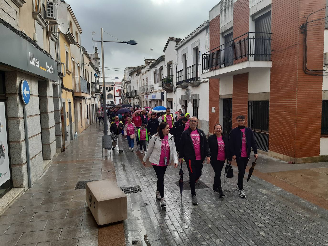 Imagen secundaria 2 - Casar de Cáceres se tiñe de rosa para la lucha contra el cáncer