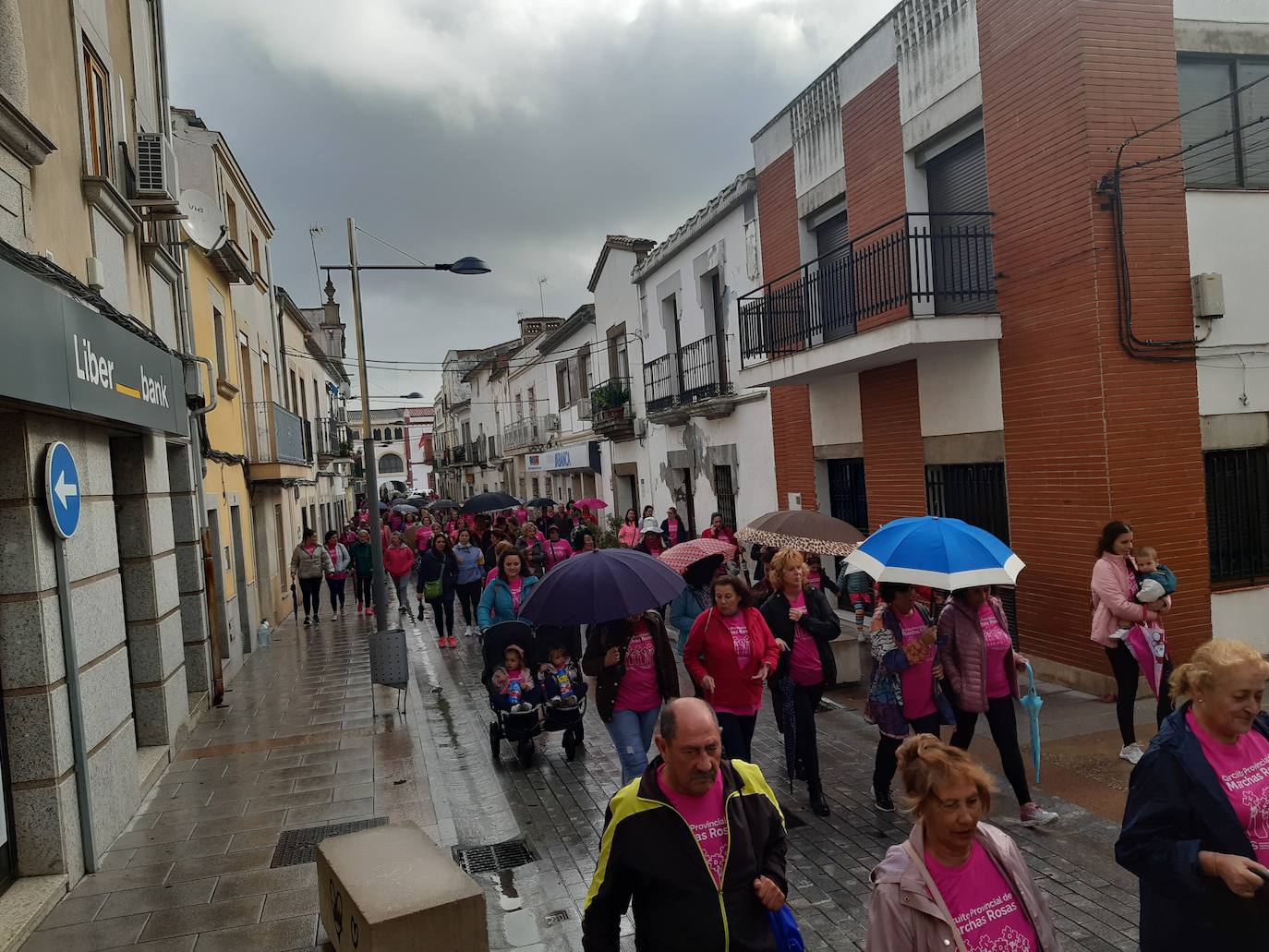 Imagen secundaria 1 - Casar de Cáceres se tiñe de rosa para la lucha contra el cáncer