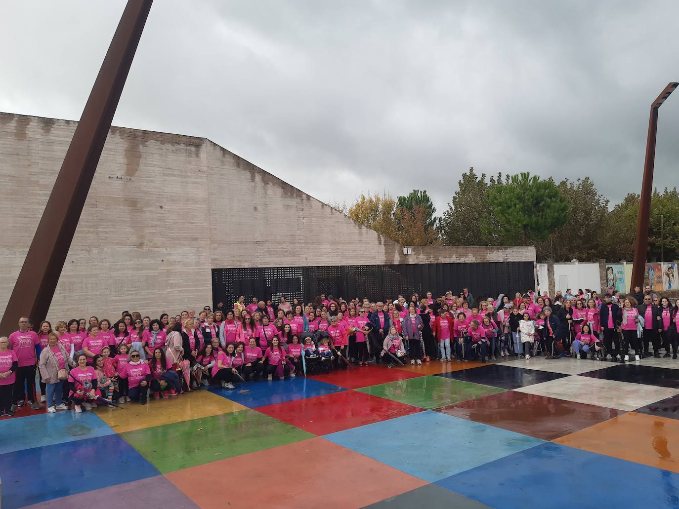 Imagen principal - Casar de Cáceres se tiñe de rosa para la lucha contra el cáncer