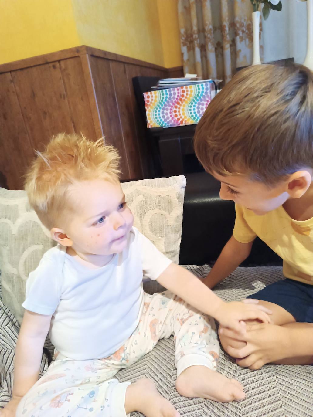 Héctor, un pequeño héroe de ojos azules que lucha contra una enfermedad rara
