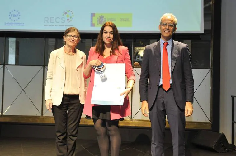 Sandra Tovar, recogió el premio ayer en Madrid, en representación del Ayuntamiento de Casar de Cáceres.