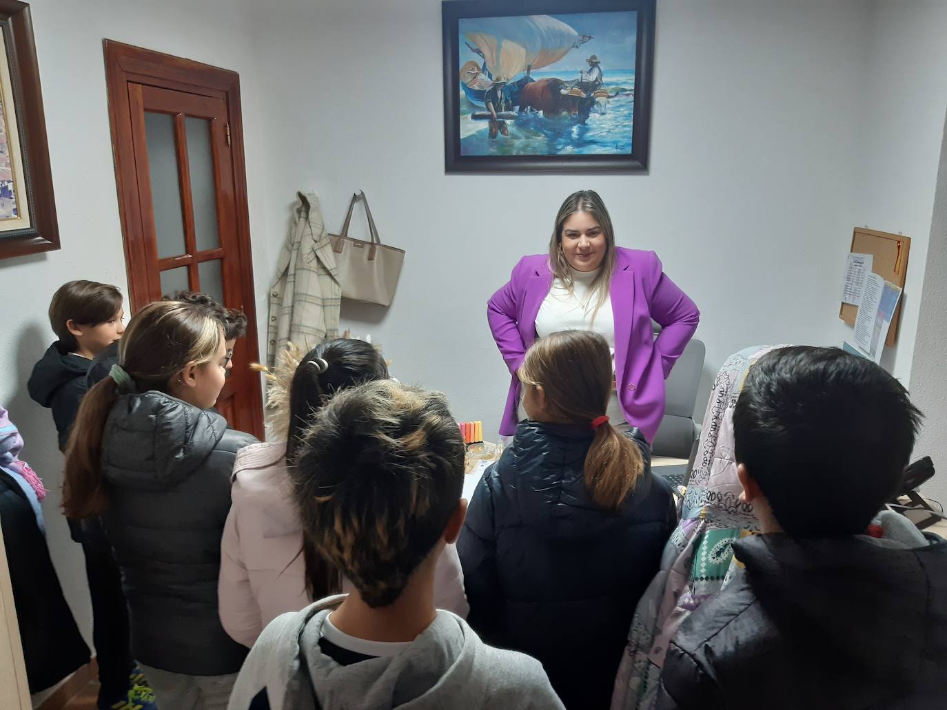 Imagen principal -  La teniente alcalde, Soledad Barrantes, recibe a los alumnos en su despacho y les explica sus funciones. L.C.GG.