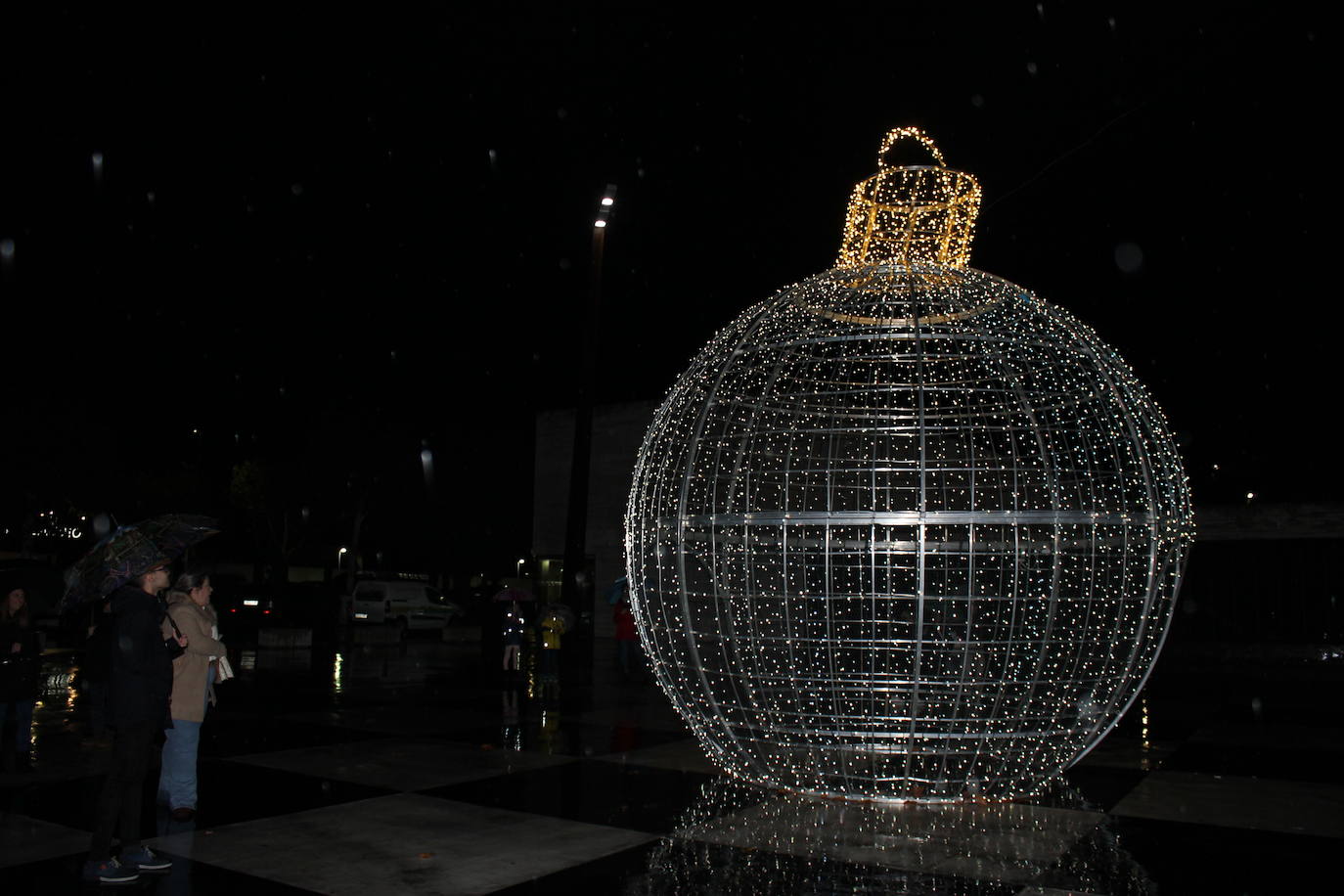 Imagen secundaria 1 - Casar de Cáceres estrena la Navidad con su encendido de luces