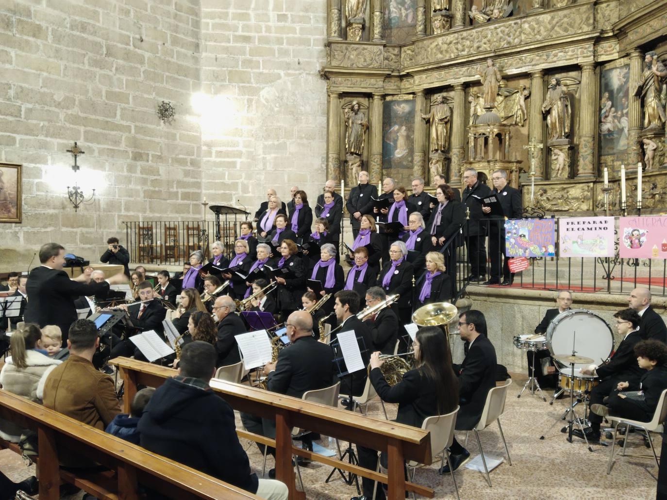 La coral Cynara y la Banda municipal fusionan sus voces e instrumentos en un concierto solidario a favor de Héctor Rincón