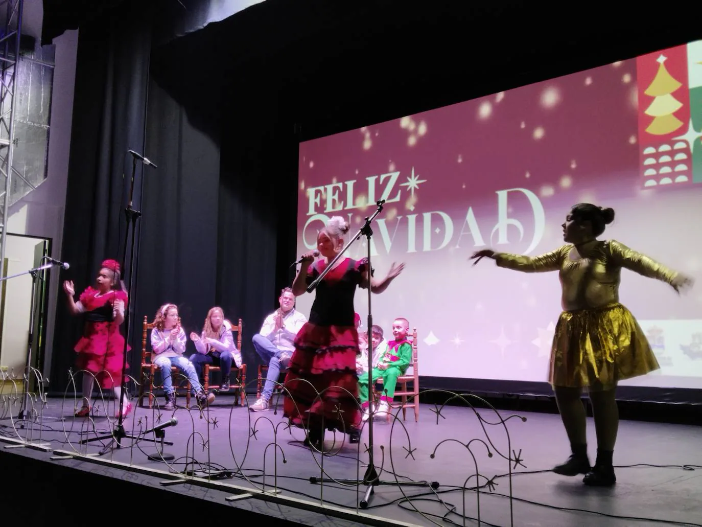 Más de 80 vecinos refuerzan la tradición de cantar villancicos