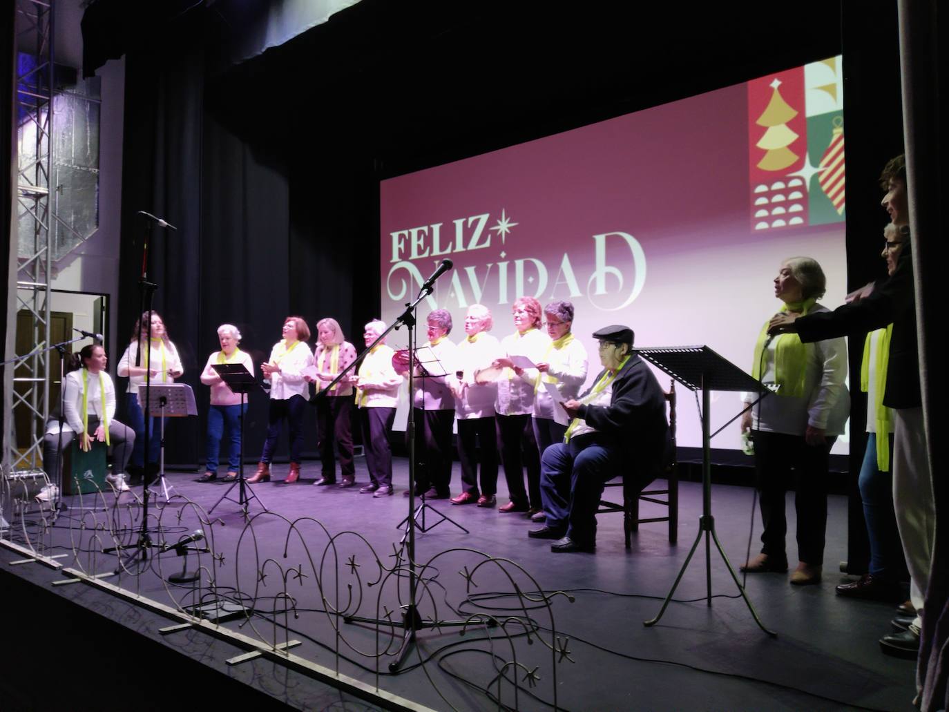 Más de 80 vecinos refuerzan la tradición de cantar villancicos