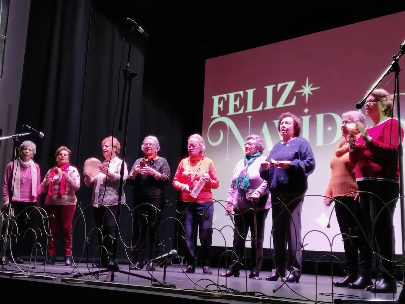 Más de 80 vecinos refuerzan la tradición de cantar villancicos