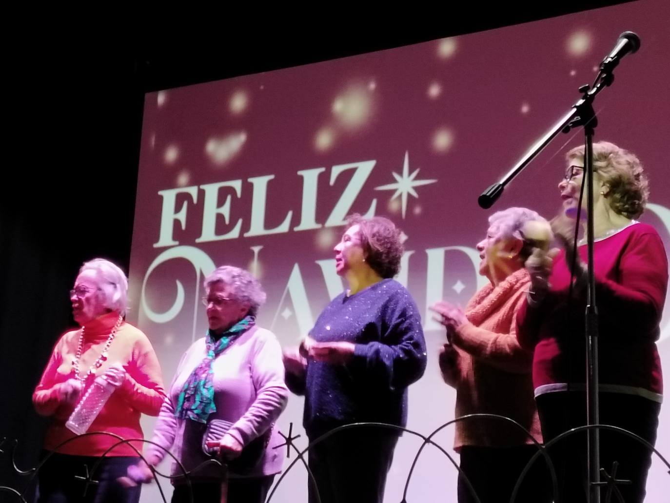 Más de 80 vecinos refuerzan la tradición de cantar villancicos