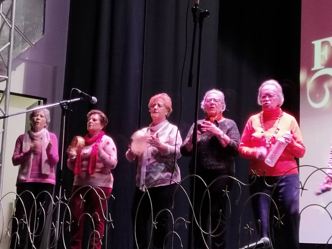 Más de 80 vecinos refuerzan la tradición de cantar villancicos