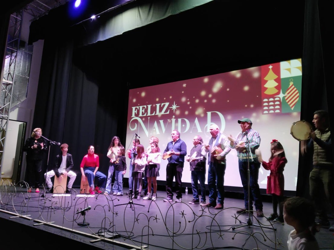 Más de 80 vecinos refuerzan la tradición de cantar villancicos