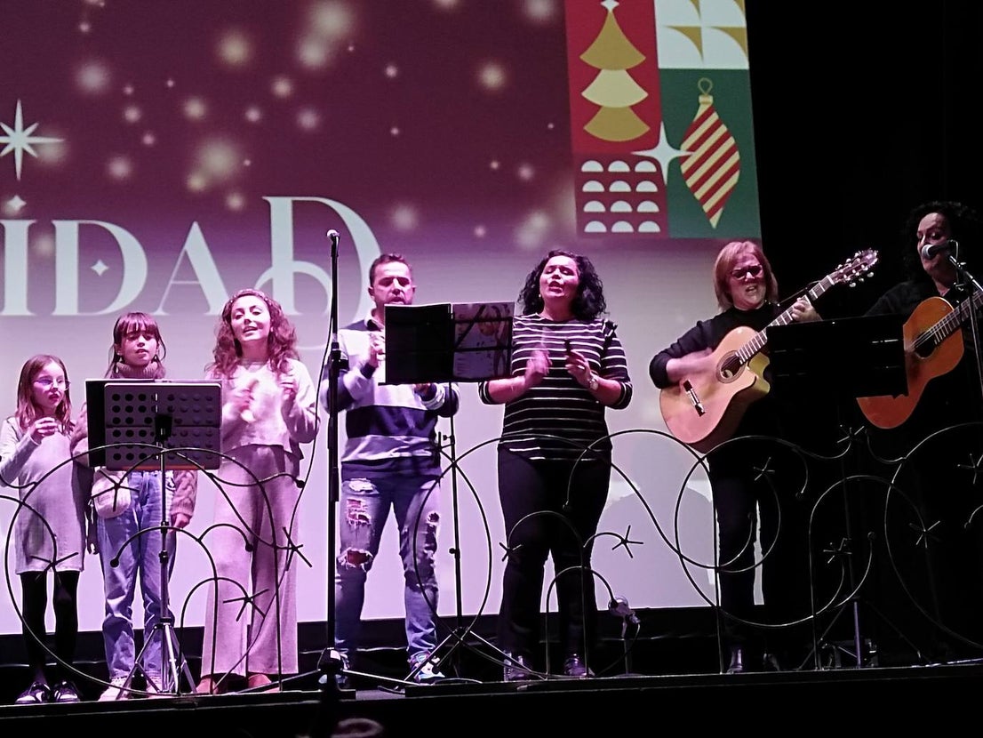 Más de 80 vecinos refuerzan la tradición de cantar villancicos