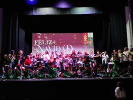 Última actuación con integrantes de todos los grupos despidiendo el acto de esta tarde