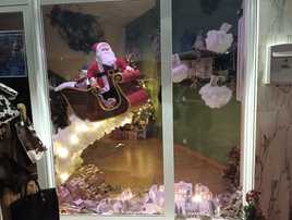 Un Papá Noel sobrevolando un pueblo iluminado gana el I Concurso de negocios navideños