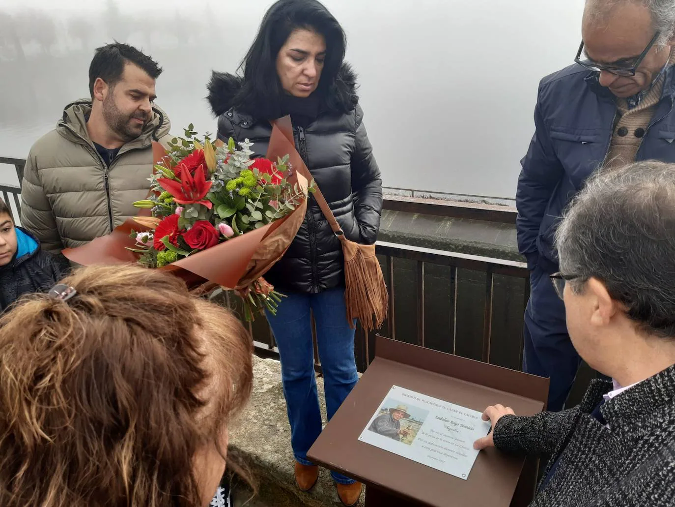 Placa de reconocimiento que luce desde hoy junto al aliviadero de La Charca. 