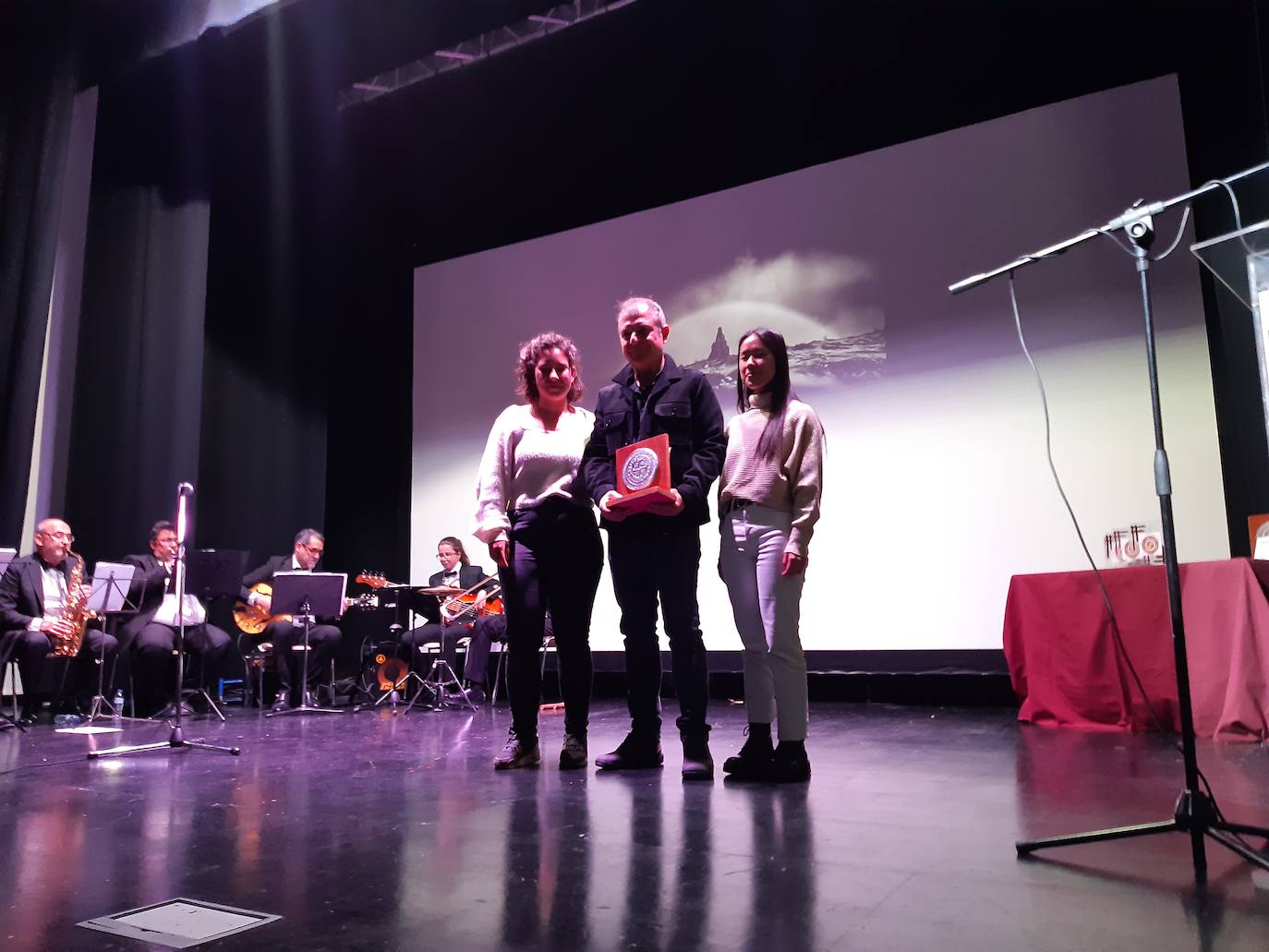 El segundo clasificado recogió su premio anoche en la casa de cultura de manos del jurado. 