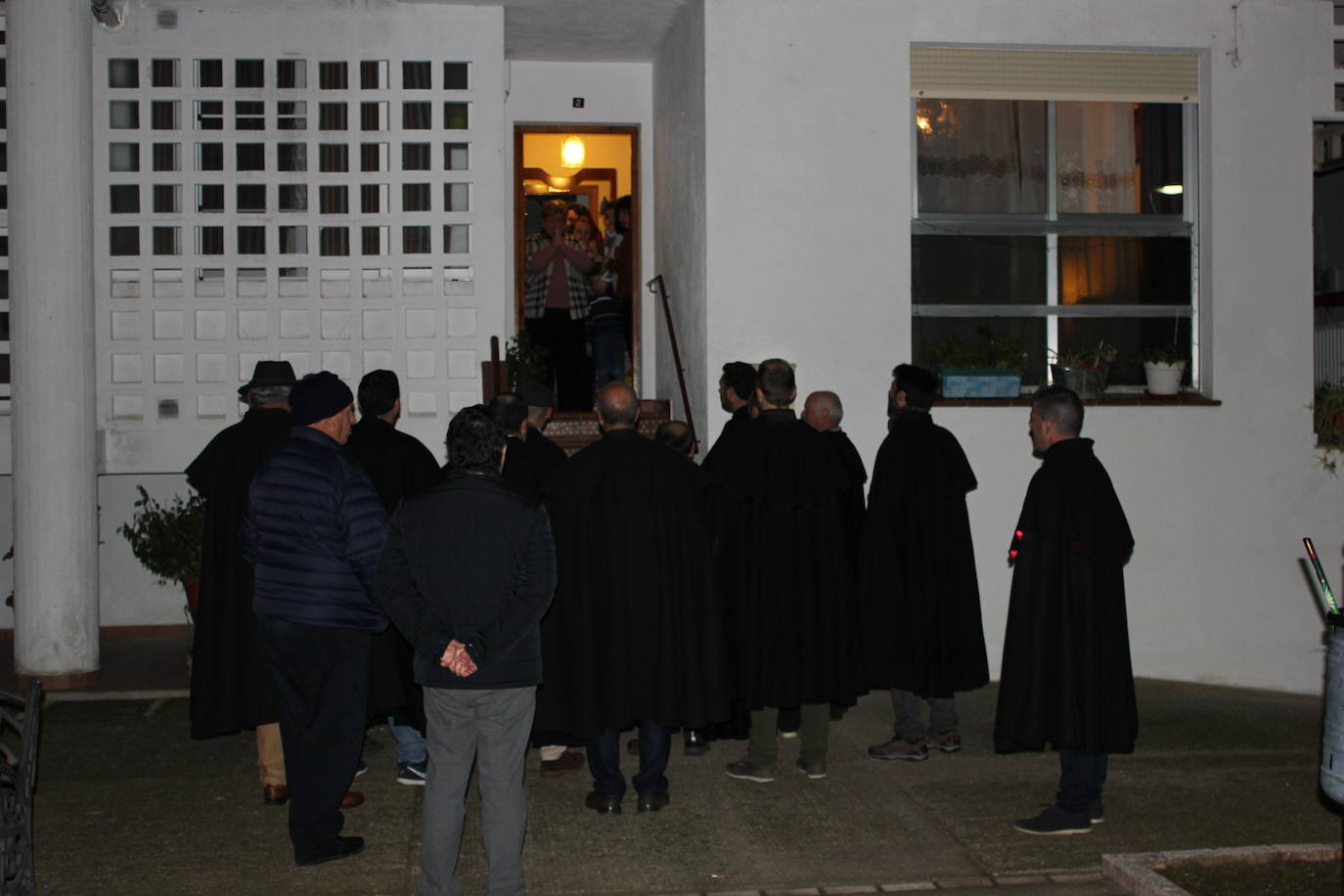 Imagen principal - La Cofradía de Ánimas cumple un año más con el tradicional Rezo de Reyes