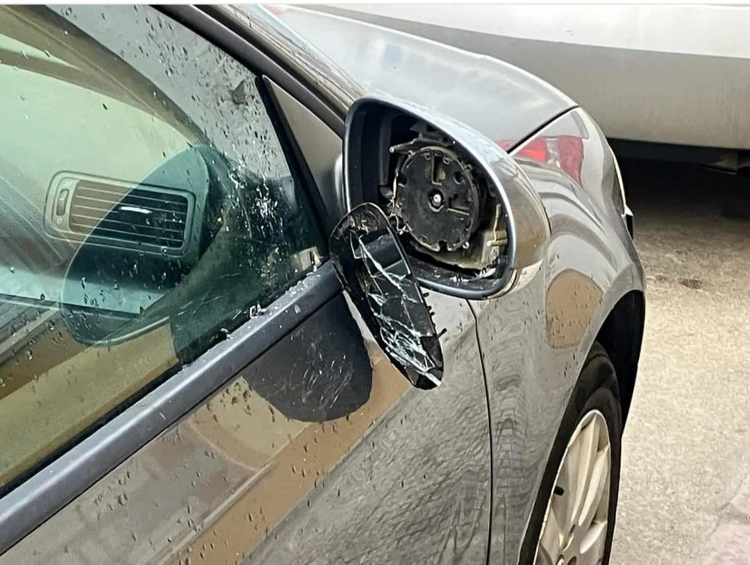 Imagen principal - Destrozan los espejos de al menos una decena de coches en la calle Larga Alta