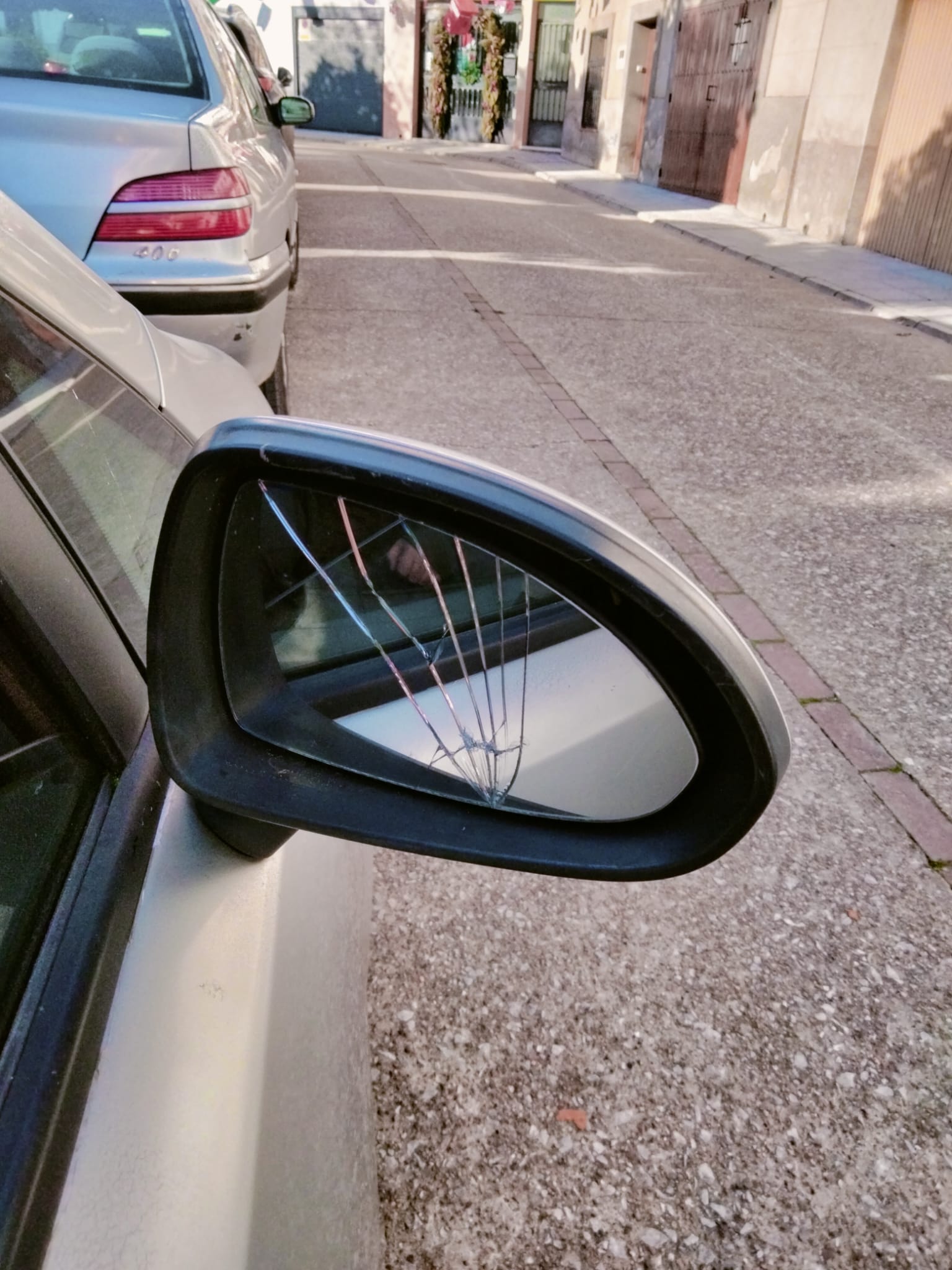 Imagen secundaria 1 - Destrozan los espejos de al menos una decena de coches en la calle Larga Alta