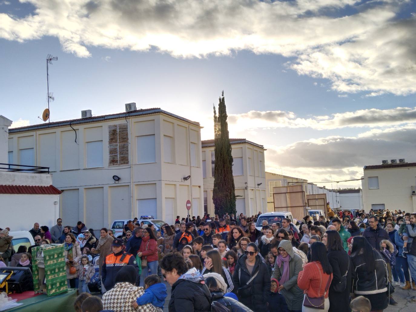 Imagen principal - Centenares de casareños disfrutan de una tarde mágica en compañía de Sus Majestades de Oriente