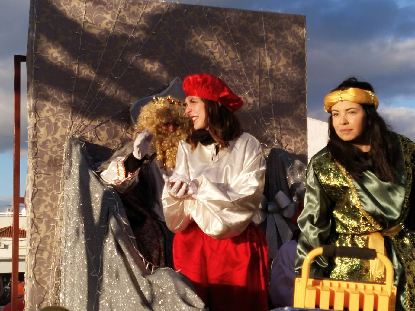 Imagen secundaria 1 - Centenares de casareños disfrutan de una tarde mágica en compañía de Sus Majestades de Oriente