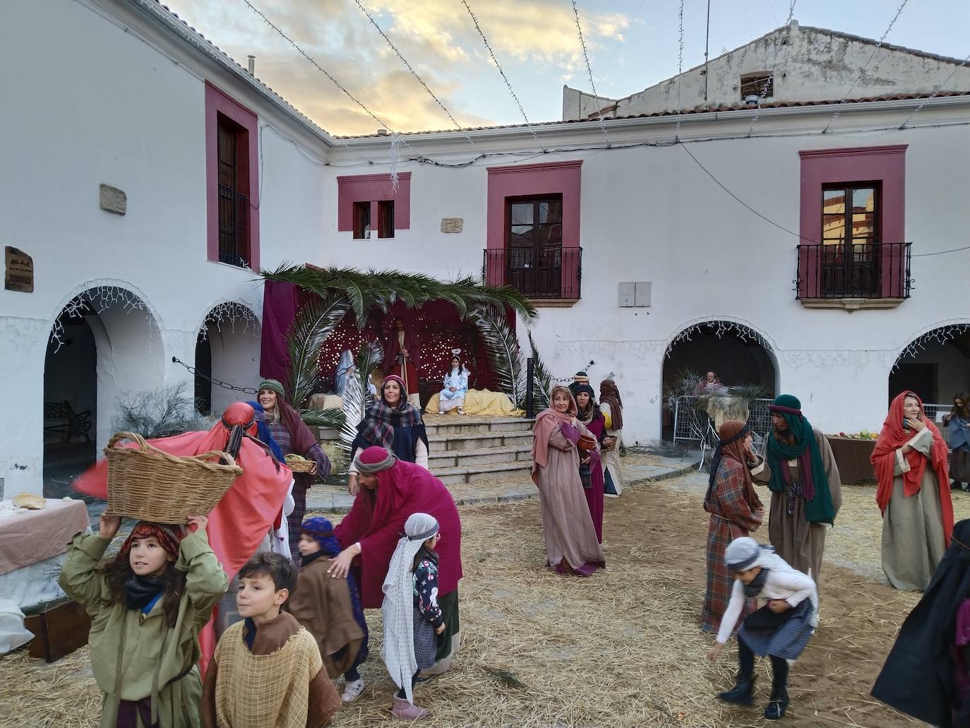 Imagen principal - Centenares de casareños disfrutan de una tarde mágica en compañía de Sus Majestades de Oriente
