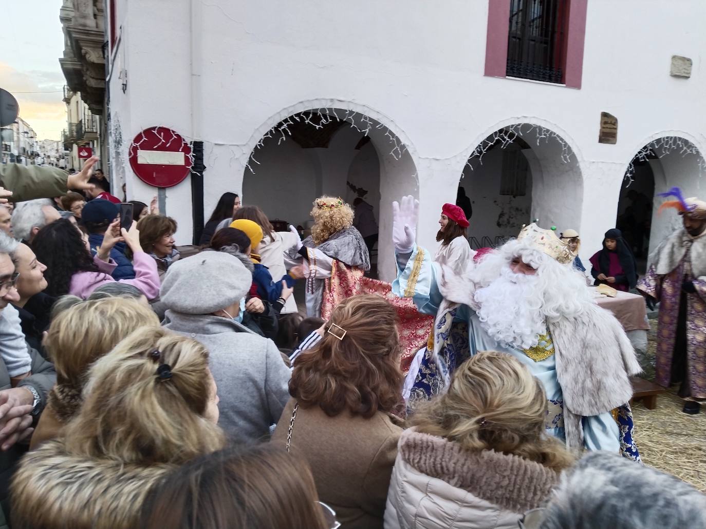 Imagen secundaria 1 - Centenares de casareños disfrutan de una tarde mágica en compañía de Sus Majestades de Oriente