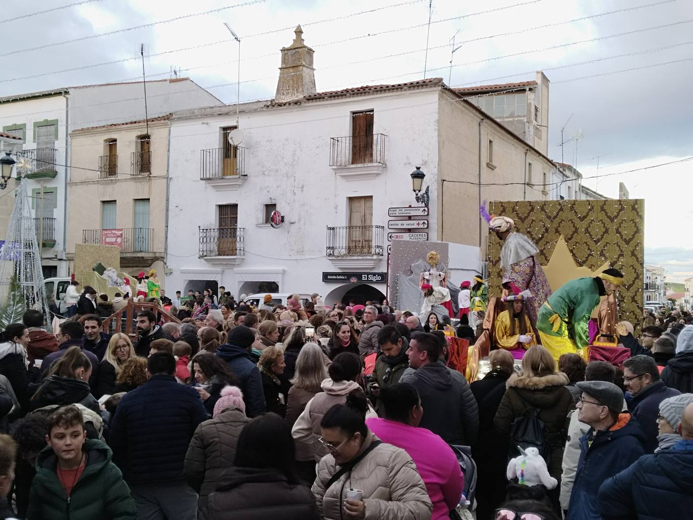Centenares de casareños disfrutan de una tarde mágica en compañía de Sus Majestades de Oriente