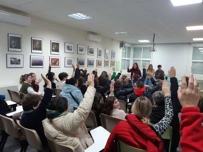 Los asistentes han votado por mayoría mantener el desfile de comparsas el sábado.