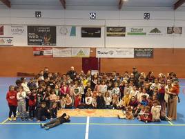 Foto de familia de organizadores, colaboradores y participantes.