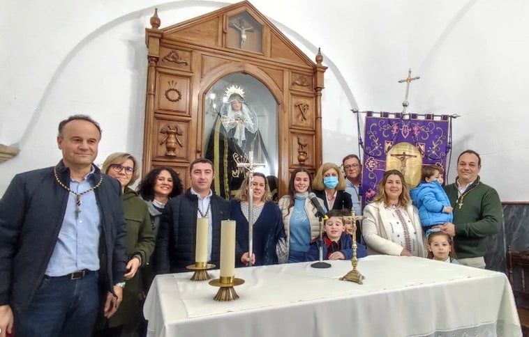 El nuevo grupo, junto a la Virgen de La Soledad, la vara y el estandarte de la cofradía que representarán este año.