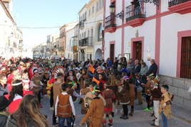 Desfile de los centros educativos del pasado año, acompañado por el buen tiempo.