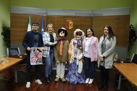 Representantes del Ayuntamiento y de Diputación, hoy en la presentación del programa, junto a una pareja de bujacos.