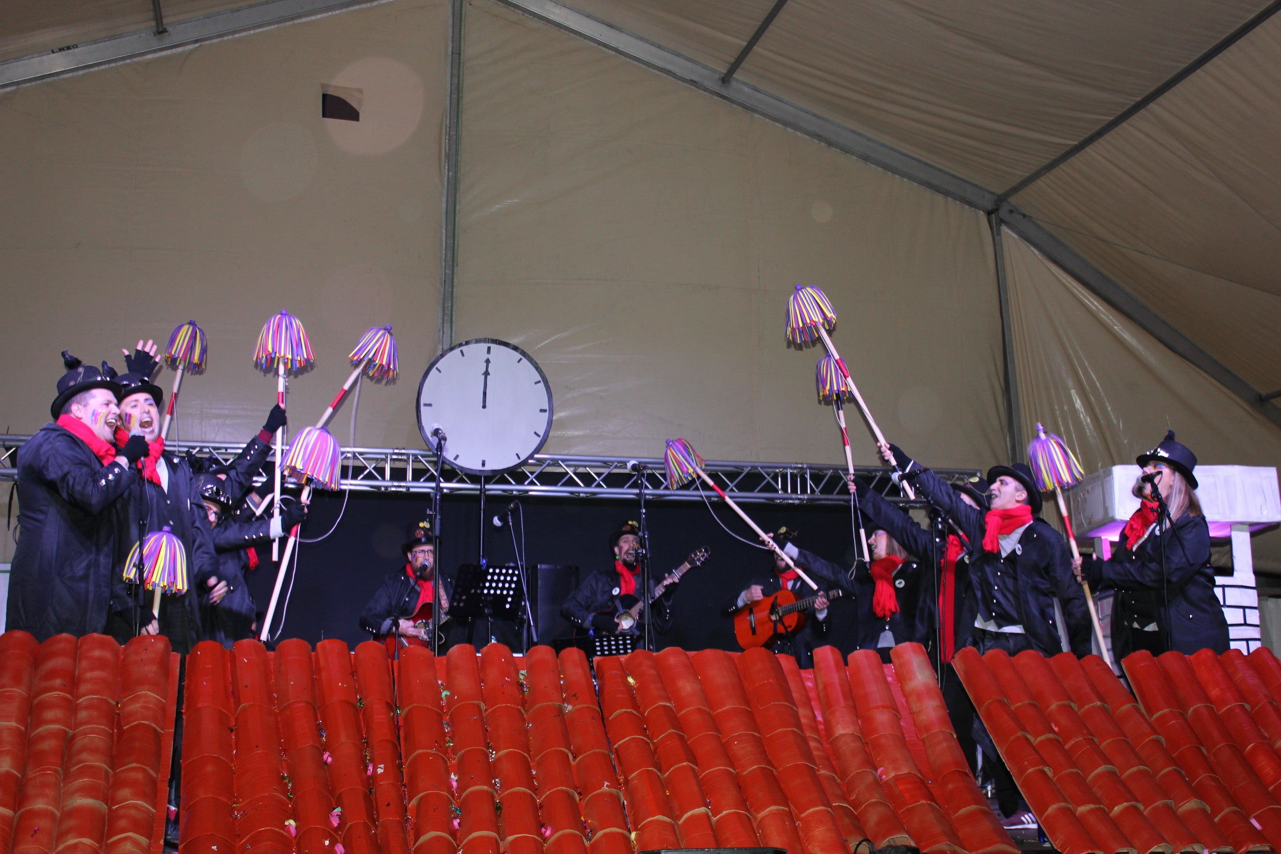 Imagen principal - Los deshollinadores de 'Cuando menos te lo esperas' se estrenan en la muestra de murgas y se alzan con el primer premio