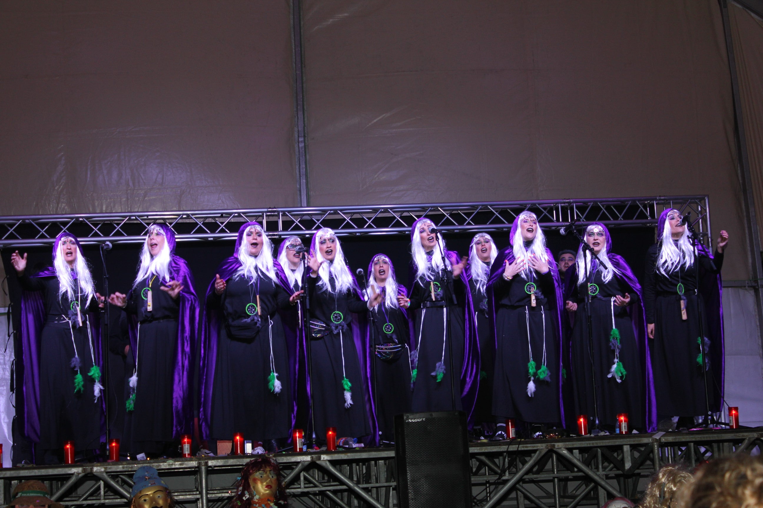 Imagen principal - Los deshollinadores de 'Cuando menos te lo esperas' se estrenan en la muestra de murgas y se alzan con el primer premio